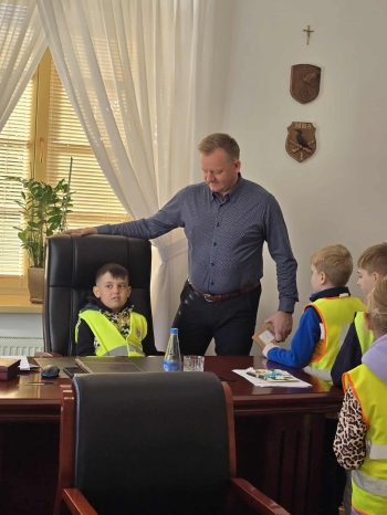 7bb90b29-0c0e-47e5-9d53-998b1096345c