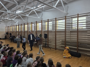 ad4cc391-bf74-408e-9782-6daf37206481