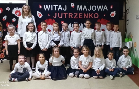 Witaj Majowa Jutrzenko-uroczyście śpiewali dumni ''Mali Polacy'' w MPS 3