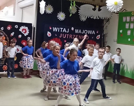 Witaj Majowa Jutrzenko-uroczyście śpiewali dumni ''Mali Polacy'' w MPS 3