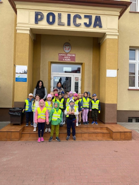 Przedszkolaki z grupy 0c w Komendzie Powiatowej Policji w Mławie