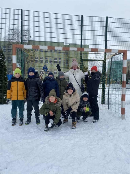 Uczniowie klasy II a aktywnie spędzali czas na świeżym powietrzu w ramach zajęć ...