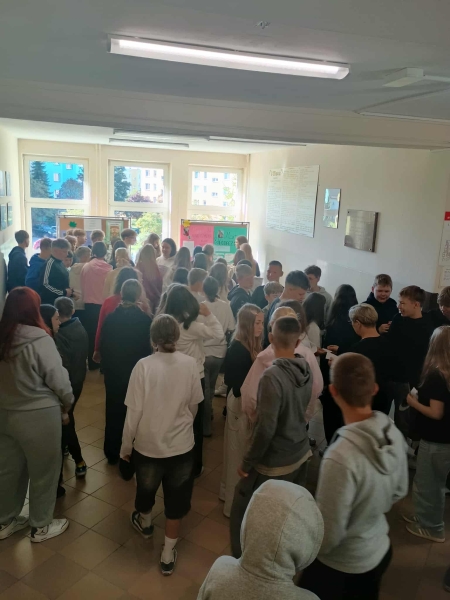 Lekcja demokracji  - uczniowie klas IV-VIII głosują w wyborach do Rady Samorządu...