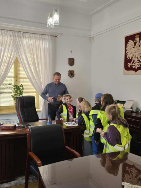 Pierwszaki z wizytą u Burmistrza Miasta Mława – pana Piotra Jankowskiego.