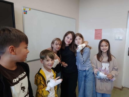 Uczniowie klasy IV d uczyli się bardzo praktycznej umiejętności – bandażowania!