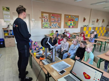 Klasa I d na zajęciach z robotyki