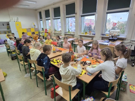 Kasztanowe ludziki i zwierzątka wykonane przez uczniów klasy II a