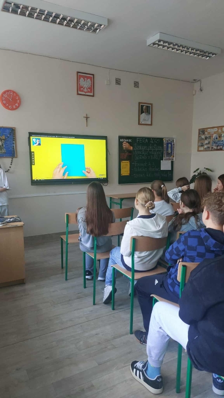 Klasa VI c świętuje Światowy Dzień Origami