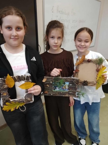 Jesienne ramki wykonana przez uczniów klasy IV d podczas lekcji techniki. 6 załą...