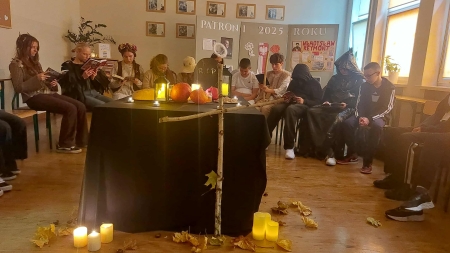 Uczniowie klas siódmych przenieśli nas w niezwykły, tajemniczy świat „Dziadów cz. II” Adama Mickiewicza.