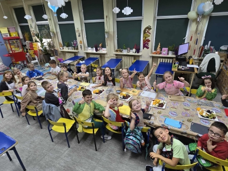 Klasa I a robi owocowe szaszłyki 