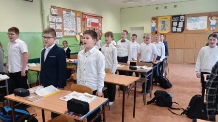 „Szkoła do hymnu”