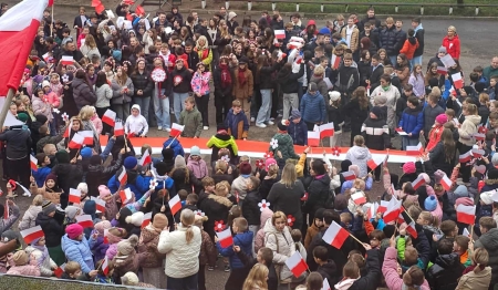 Dziś dziedziniec naszej szkoły wypełniły dźwięki pieśni „Rota”