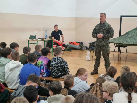 Warsztaty prowadzone przez żołnierzy Mazowieckiej Brygady Obrony Terytorialnej