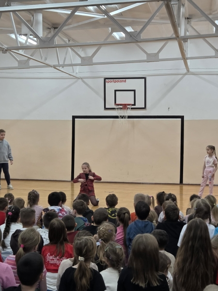 Pokaz tańca wykonany przez uczniów naszej szkoły, którzy zostali przygotowani przez panią 