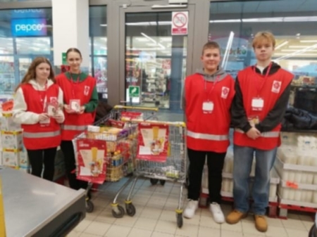 Nasi dzielni wolontariusze po raz kolejny włączyli się do bożonarodzeniowej zbiórki żywności...