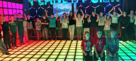 Uczniowie klasy V b w Planecie Gier