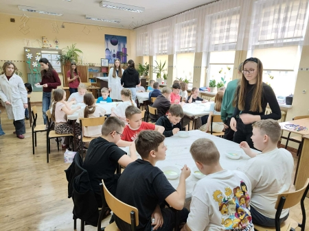 Trzecie klasy uczestniczyły w warsztatach ''Woda i inne płyny'' zorganizowane przez członk