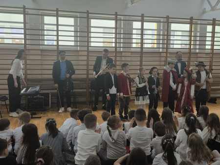 Uczniowie klas 1–3 wzięli udział w wyjątkowej audycji muzycznej pt. „Muzyczny czarodziej''