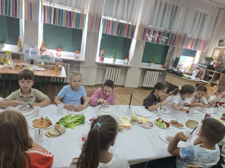 Uczniowie klasy 2a - zdrowe i wartościowe śniadanie