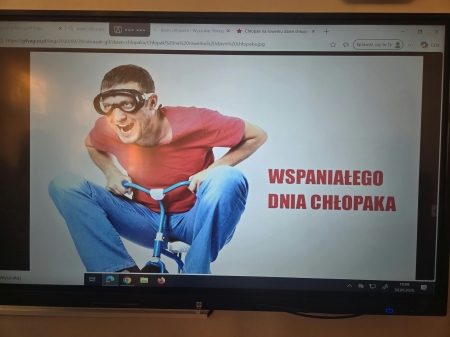 Z okazji Dnia Chłopaka dziewczęta z klasy VII c przygotowały dla swoich kolegów miłą niesp