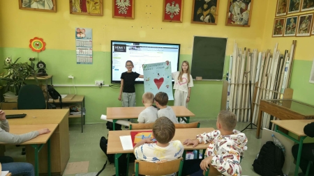 Podczas zajęć z edukacji zdrowotnej uczniowie klasy IV c rozmawiali o tym, jak na co dzień