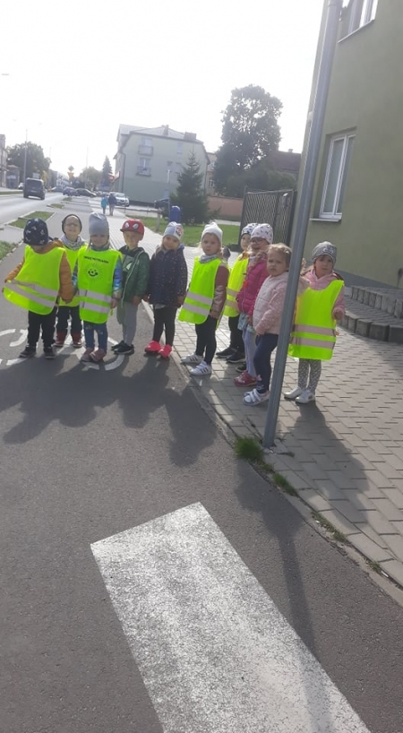 ''Słoneczka'' wybrały się na spacer edukacyjny po okolicy